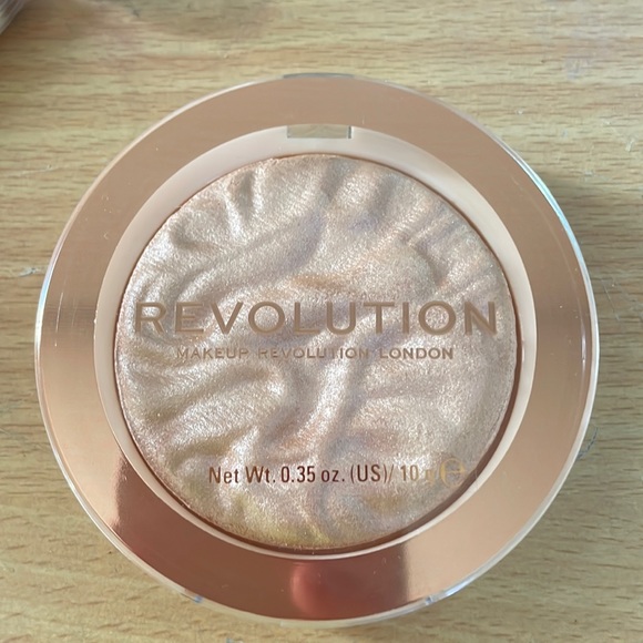 Makeup Revolution Other - Makeup Revolution Highlighter